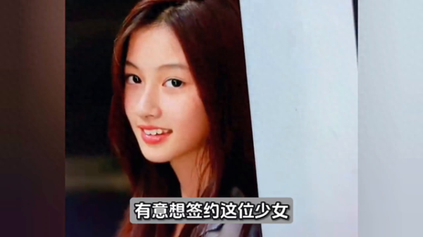 配资炒股公司平台 因撞脸张柏芝走红全网, 少女七七站台接商演两小时酬劳8000
